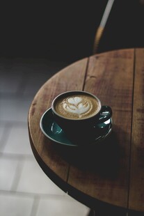 木桌上的精致咖啡杯