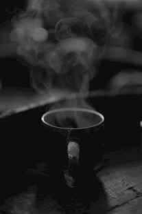 热气腾腾的咖啡杯