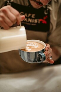 手冲咖啡倒入花纹咖啡杯
