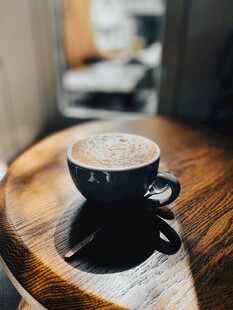 木桌上的精致咖啡杯