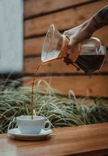 手冲咖啡倒入精致白杯