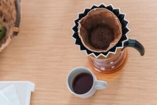 手冲咖啡器具与一杯咖啡