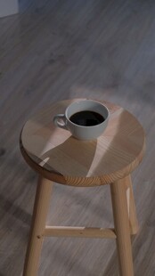 木凳上的咖啡杯与书籍