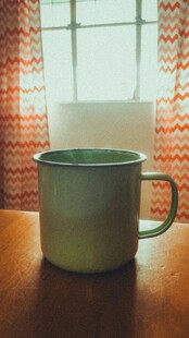 窗边木桌上的简约咖啡杯