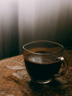 木桌上的一杯黑咖啡
