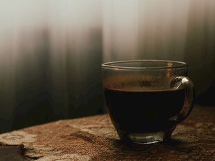 木桌上的一杯醇香咖啡