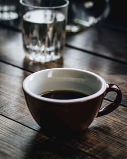 木桌上的咖啡杯与玻璃杯