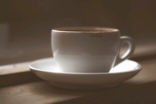 窗边白瓷咖啡杯