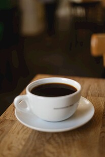 木桌上的一杯黑咖啡