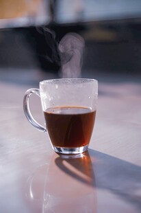 透明杯中热气腾腾的饮品