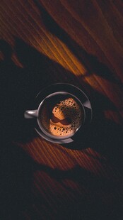 杯中咖啡光影下的惬意