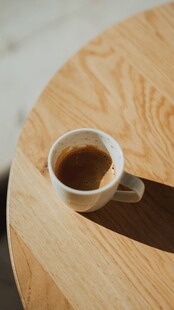木桌上的一杯热咖啡