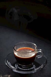 精致玻璃杯中香醇咖啡