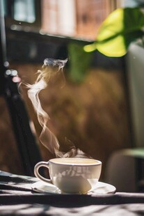 热气腾腾的咖啡杯