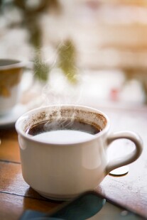 热气腾腾的白色咖啡杯