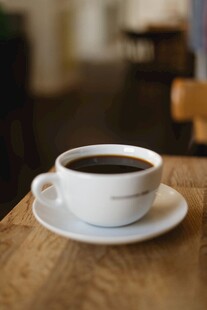 木桌上的一杯黑咖啡