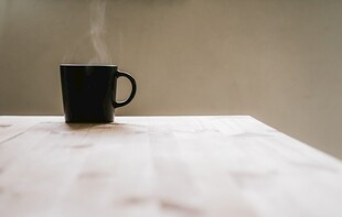 桌上的黑色热咖啡