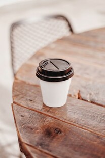 木桌上的一次性咖啡杯