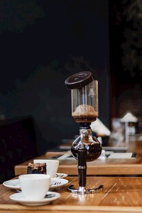 精致咖啡器具与杯具组合