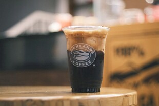 冰爽咖啡饮品置于木桌