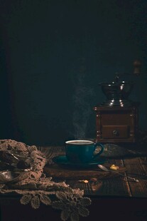 静谧夜下的温馨咖啡时光