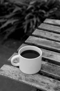木桌上的白色咖啡杯