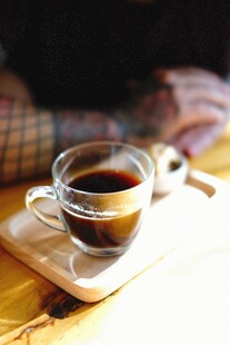 木盘上的透明咖啡杯