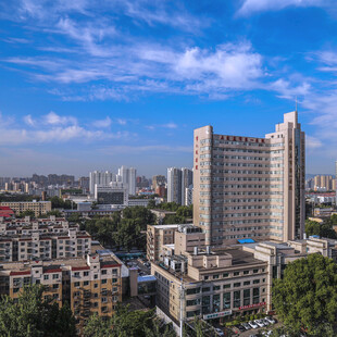 城市高楼与周边建筑景观