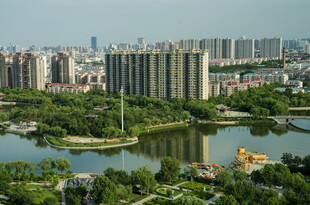 城市湖畔高楼景观