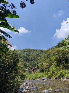 天空白云  蓝天山村