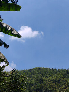 天空白云蓝天山村