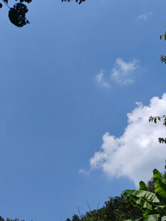 天空白云蓝天山村