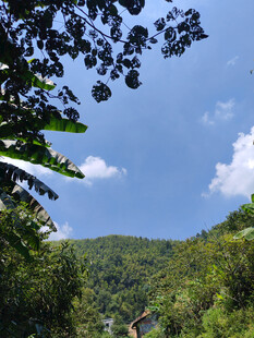 天空白云蓝天山村