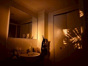 昏暗浴室中的光影景象