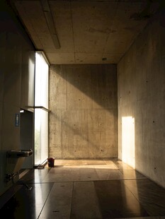 昏暗室内的光影角落