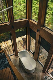 森林中的浴缸小屋