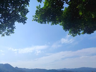 山林间的蓝天美景