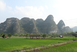 田园间的秀丽山峦风光