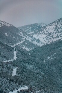 冬日山峦雪景俯瞰图