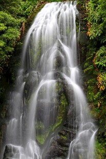 山间瀑布