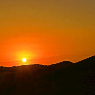 夕阳下的山峦美景