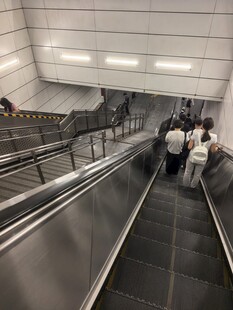 自动扶梯上的行人