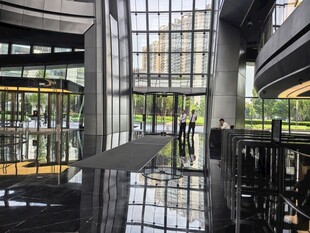 现代玻璃建筑SOHO内部景观