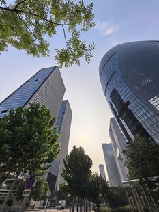 城市高楼与街道景象