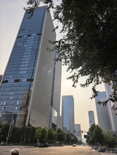城市高楼与街道景象