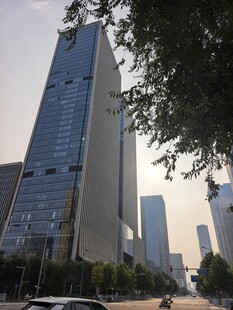 城市高楼与街道景象