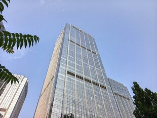 现代玻璃幕墙摩天大楼