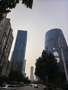 城市街道与高楼景观