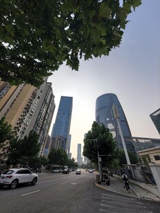 城市街道与高楼景观
