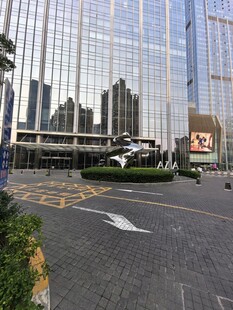 城市现代建筑前的开阔道路